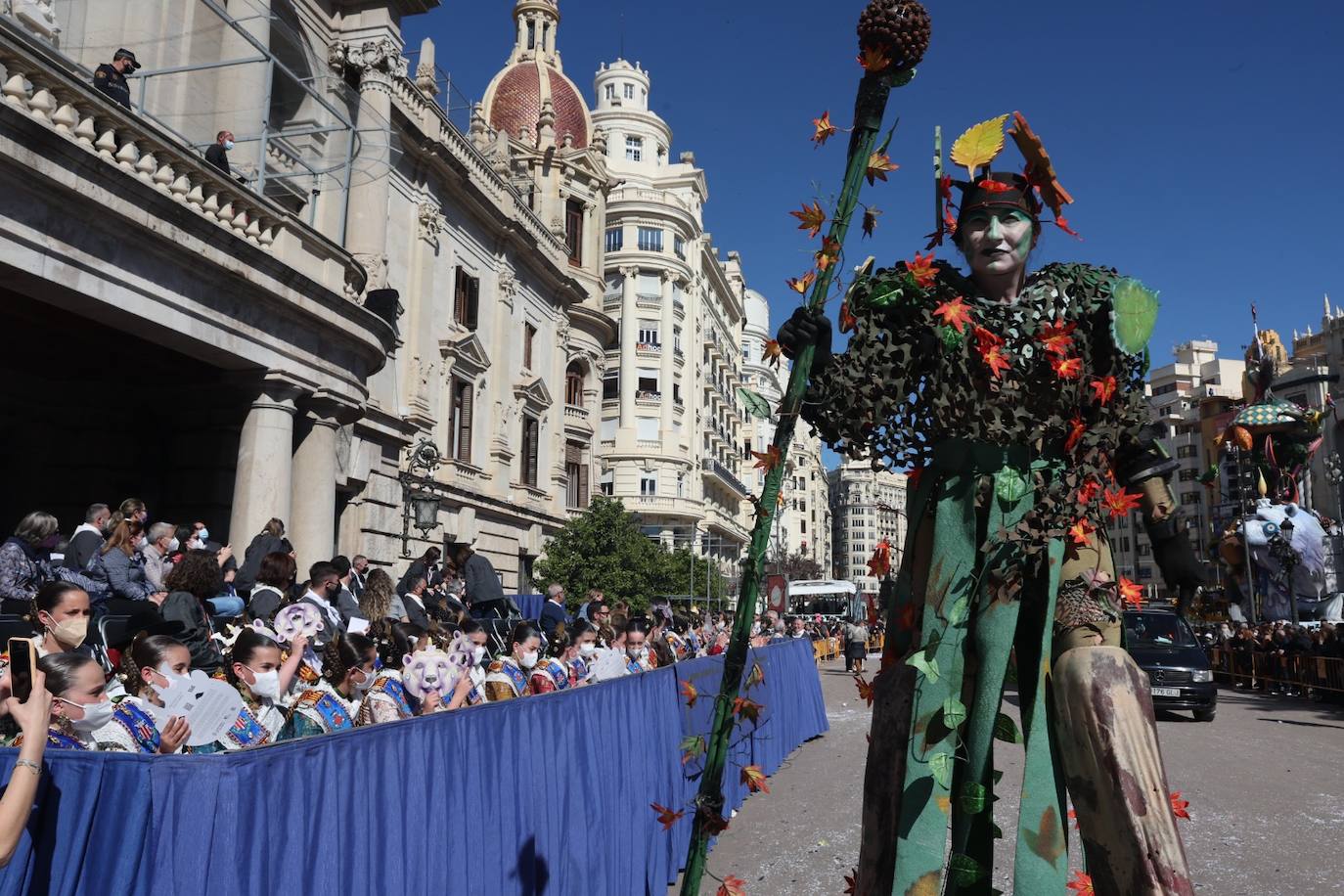 Cinco comisiones participan en el desfile.