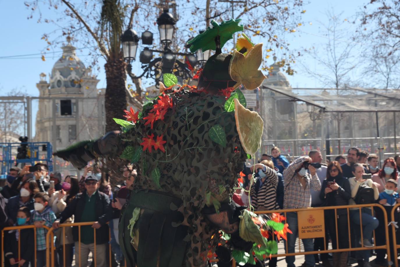 Cinco comisiones participan en el desfile.