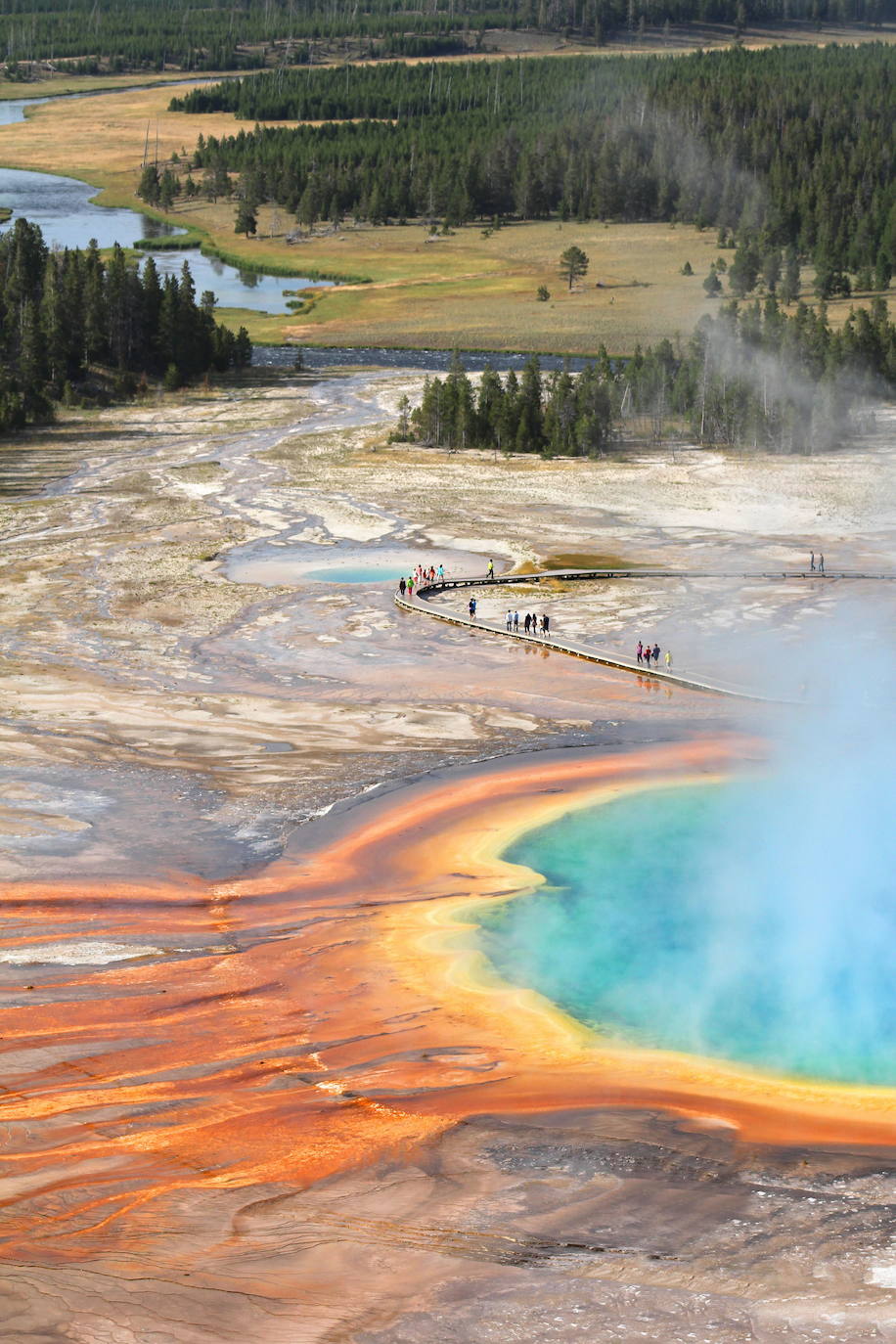 5.- Gran Fuente Prismática (Yellowstone, Estados Unidos) | El Parque Nacional de Yellowstone, en Wyoming, forma parte del Patrimonio de la Humanidad de la UNESCO y es famoso por sus géiseres de colores. Es el lugar con más aguas termales en Estados Unidos y el agua que sale de estos manantiales está llena de minerales de calcio, silicato y magnesio. Esta es la fuente más popular en los Estados Unidos y se distingue por sus increíbles colores del arco iris, claros y brillantes.
