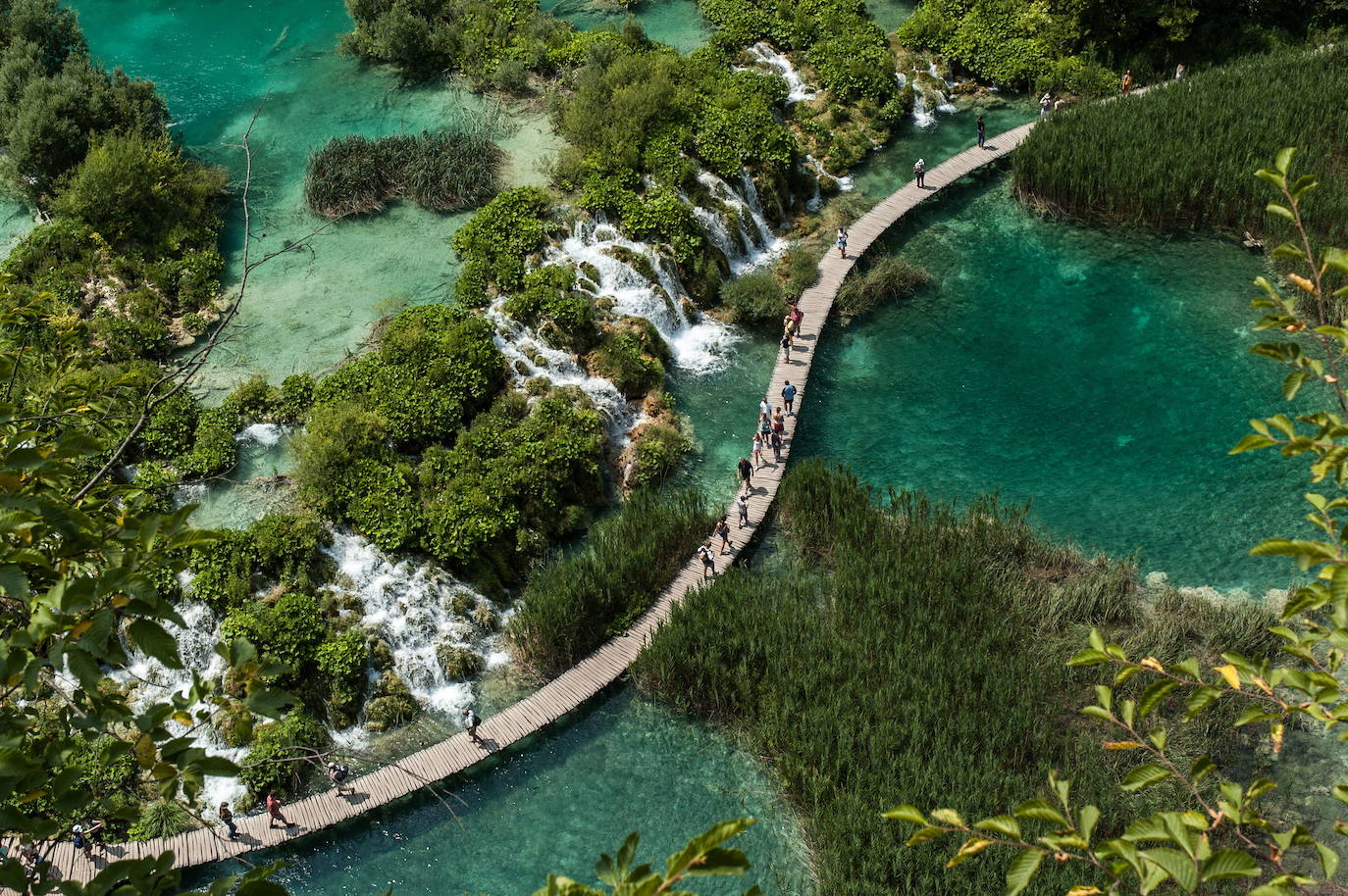 7.- Parque Nacional de los Lagos de Plitvice (Croacia) | Patrimonio de la Humanidad de la UNESCO, este parque está lleno de milagros naturales y tiene una gran cantidad de lagos unidos por espectaculares cascadas. Los paisajes son impresionantes y hay muchos caminos que se pueden hacer sobre pintorescos puentes de madera. 