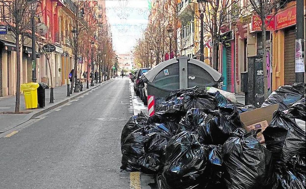 Bolsas de basura acumuladas en una calle de Ruzafa. 