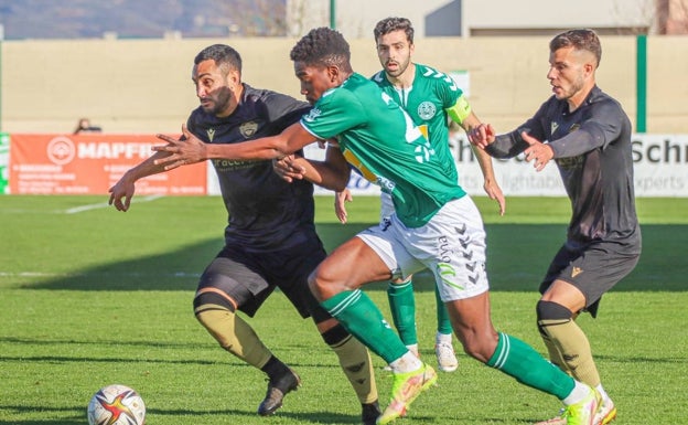 Los jugadores del Intercity Ferroni y Pol Roigé ante dos rivales del Marchamalo.  