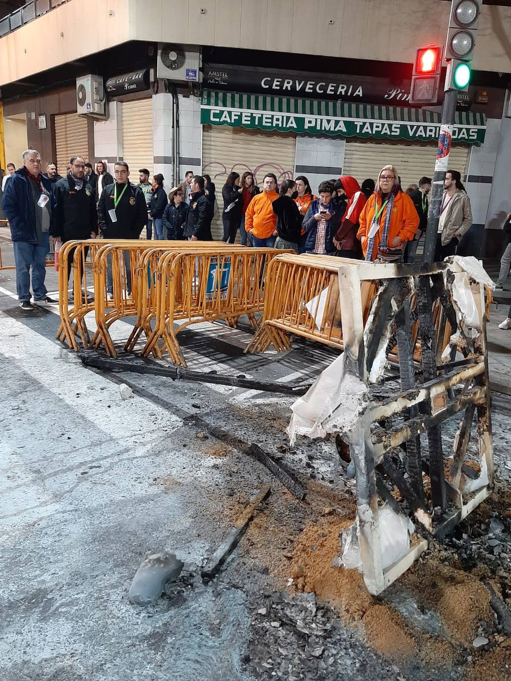 Imagen secundaria 1 - falla Av. Burjassot - Joaquín Ballester | Queman una falla de madrugada en Valencia