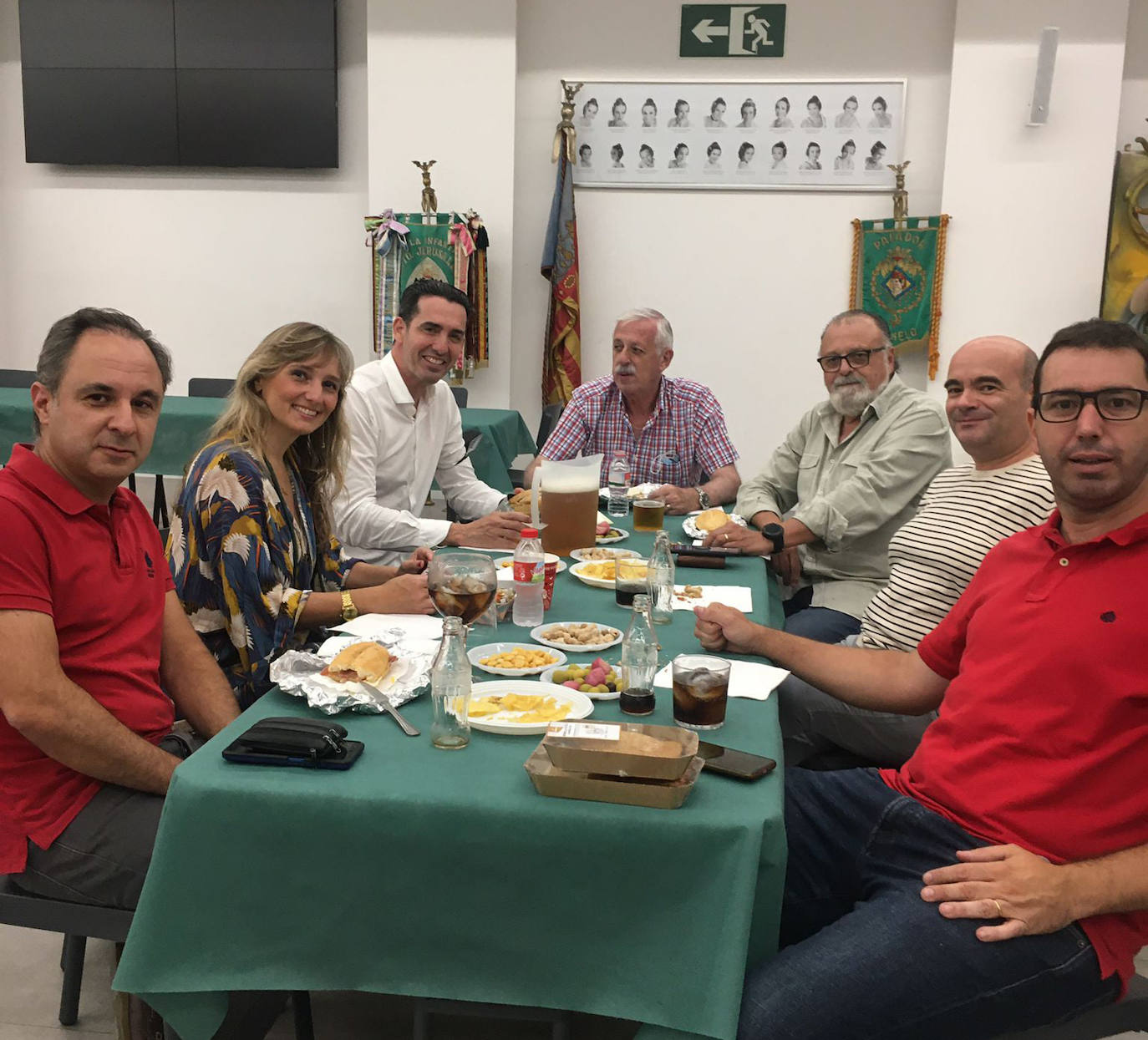 Reunión de la directiva de la comisión en la que participaron Nacho Senent, Eduardo Monfort, Paco Segura, presidente de la Falla, Alfonso Navarro, responsable de protocoo, Lola García Juan, fallera mayor infantil en 1991 y que gestiona las redes de la falla.