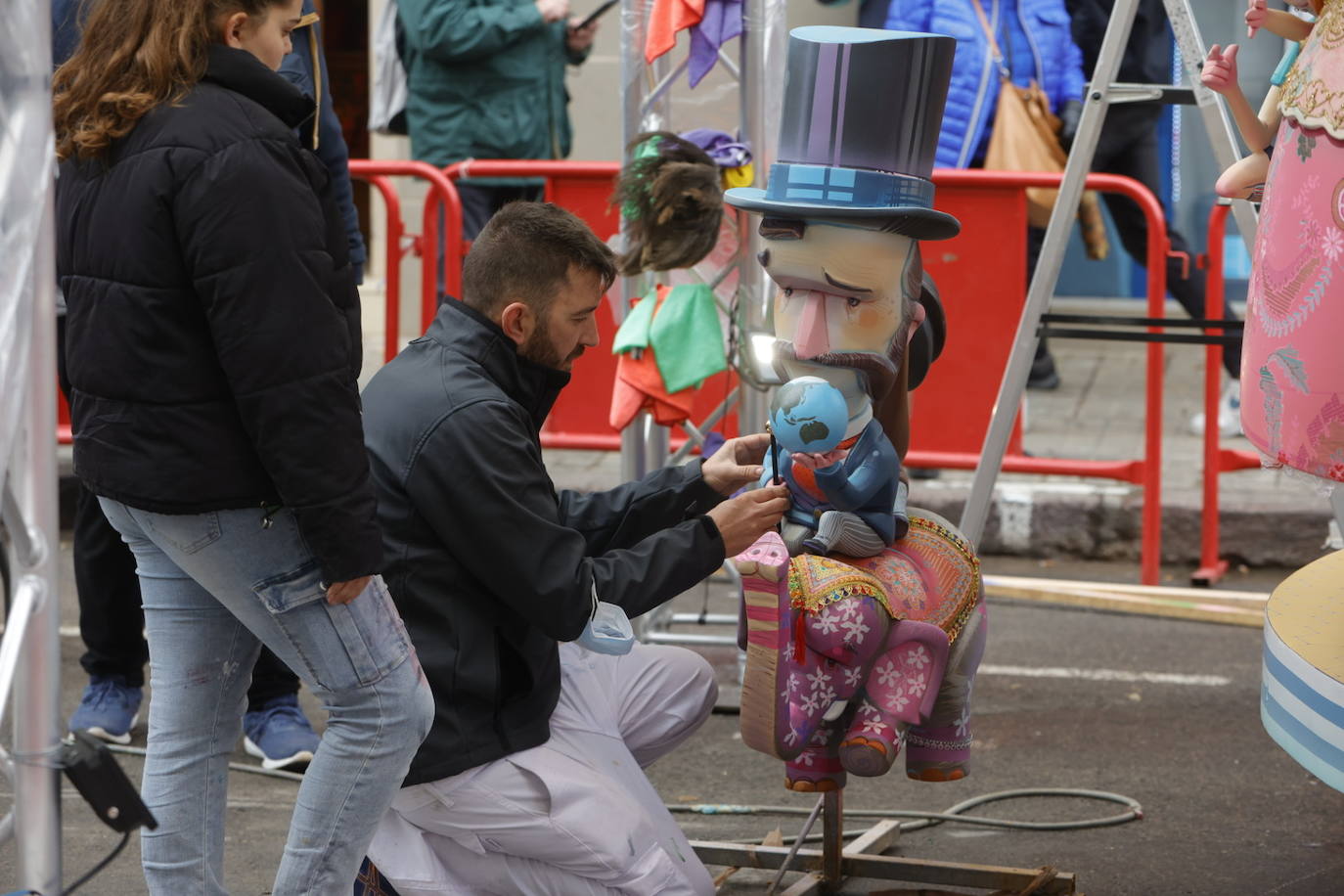 Fotos: Los plásticos que resguardan a las fallas de la lluvia