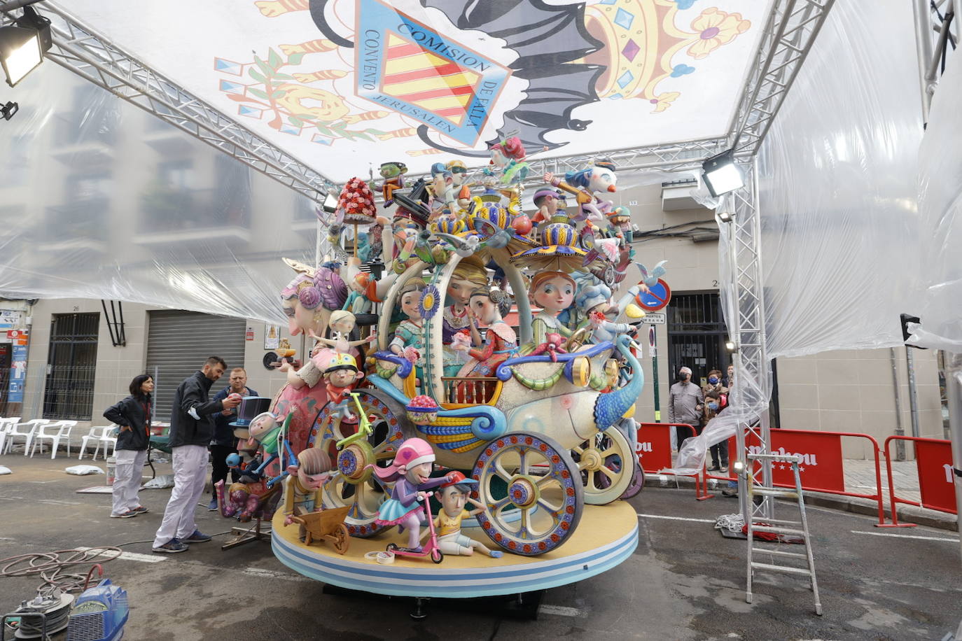 Fotos: Los plásticos que resguardan a las fallas de la lluvia