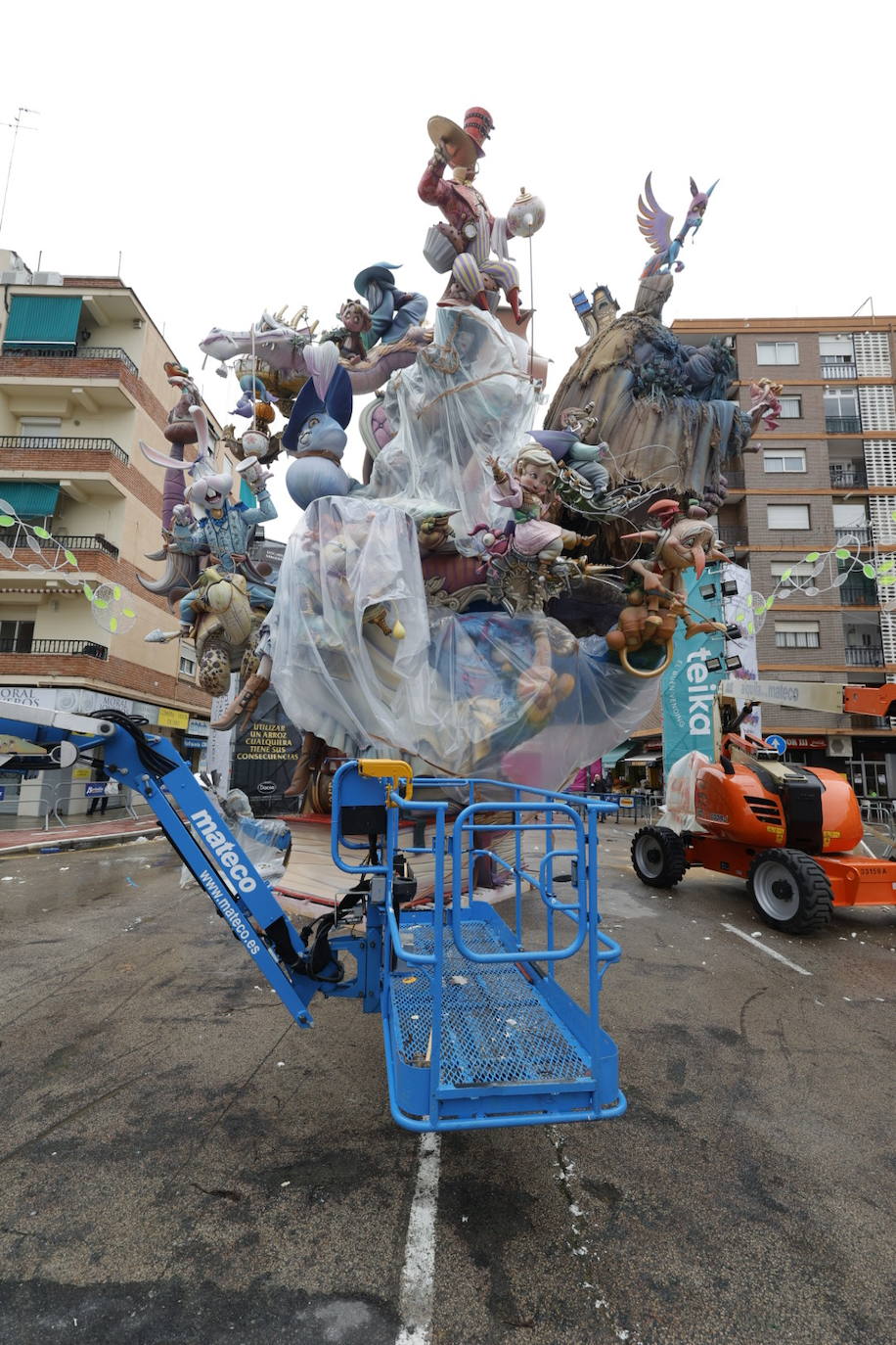 Fotos: Los plásticos que resguardan a las fallas de la lluvia