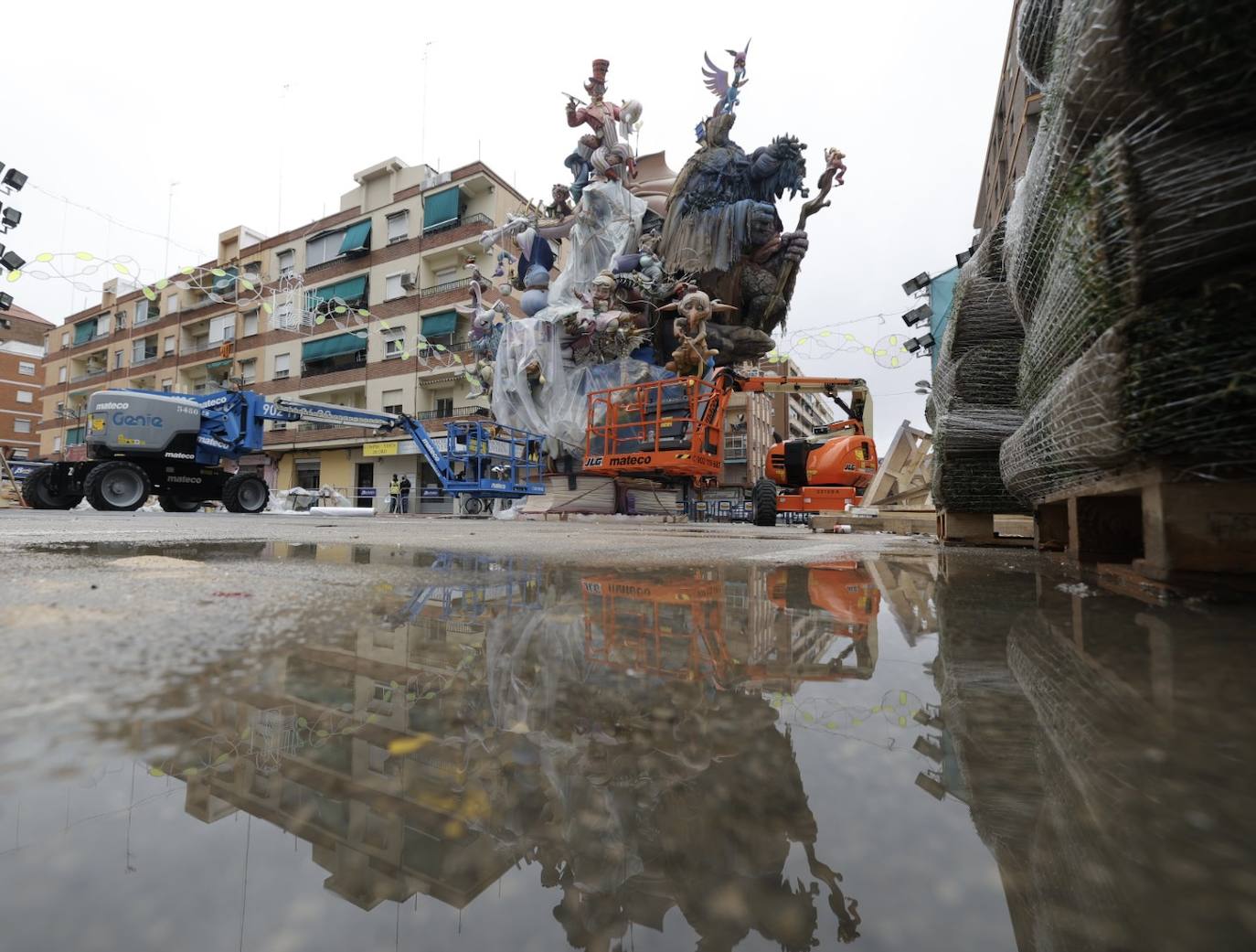 Fotos: Los plásticos que resguardan a las fallas de la lluvia