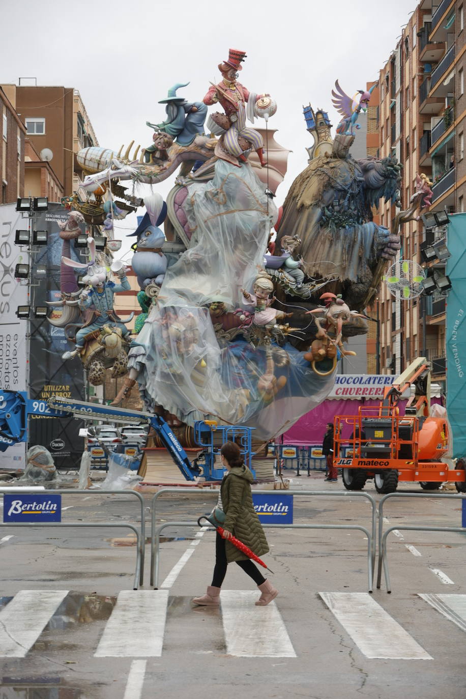 Fotos: Los plásticos que resguardan a las fallas de la lluvia