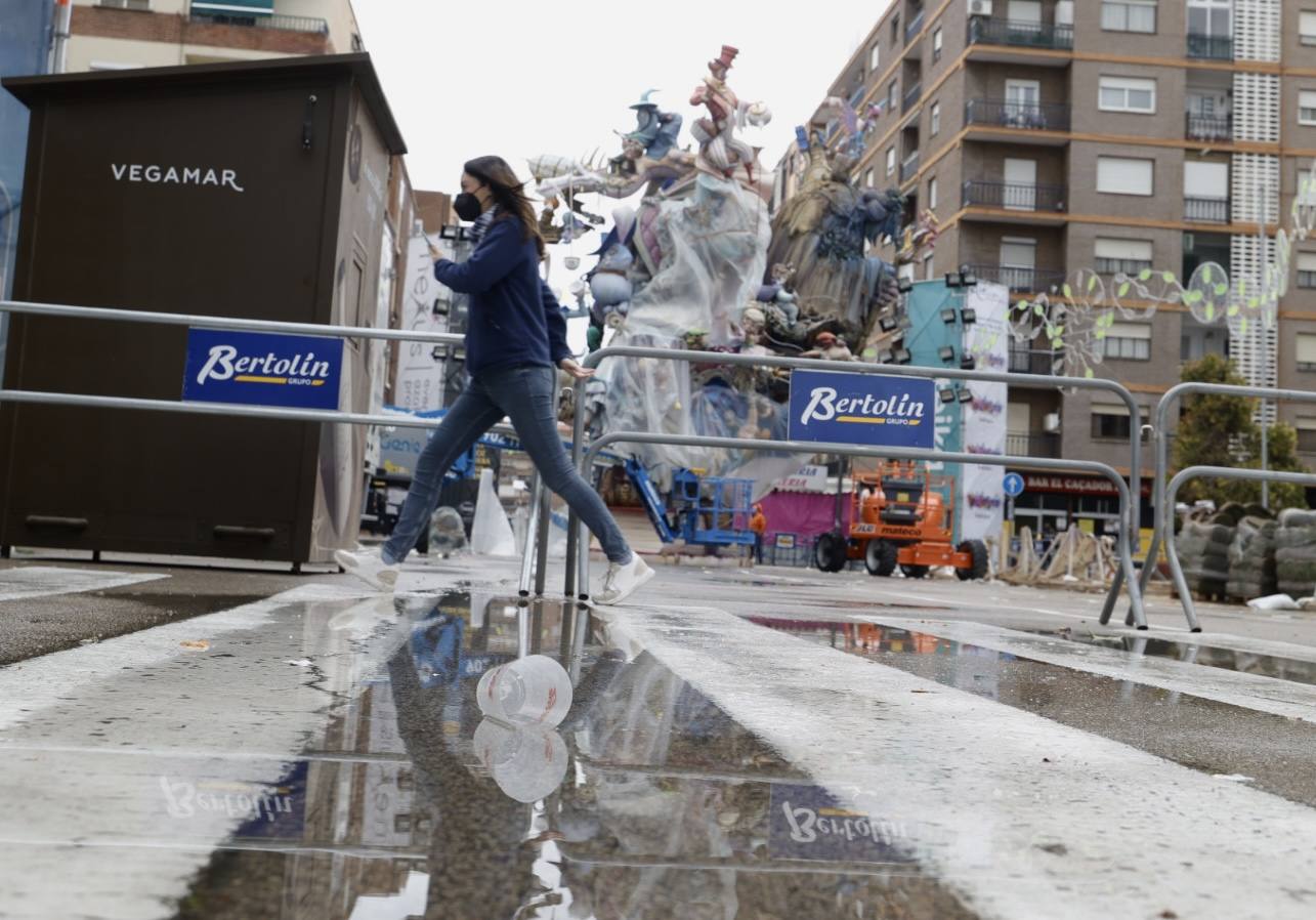 Fotos: Los plásticos que resguardan a las fallas de la lluvia