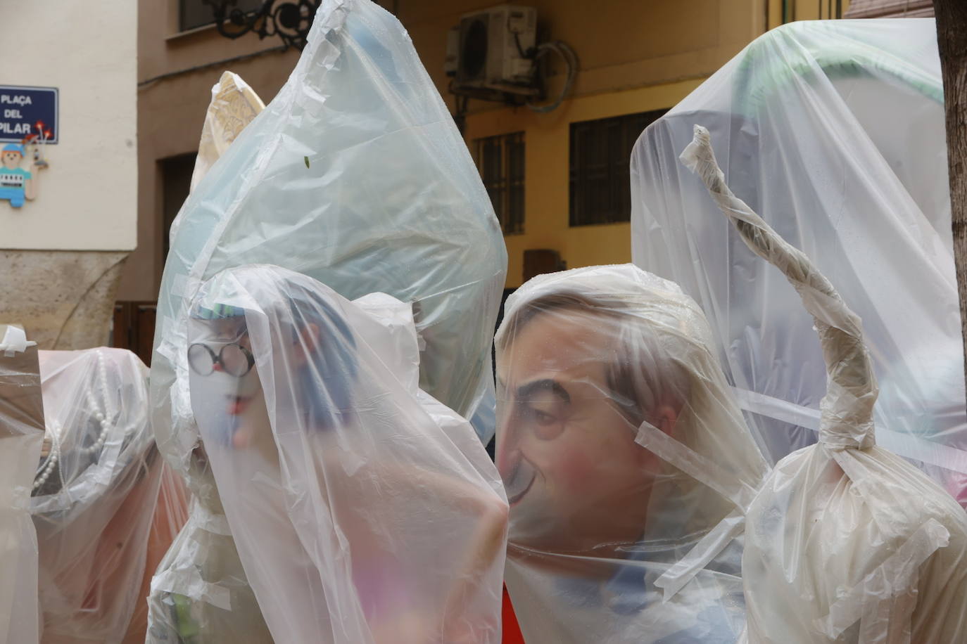 Fotos: Los plásticos que resguardan a las fallas de la lluvia