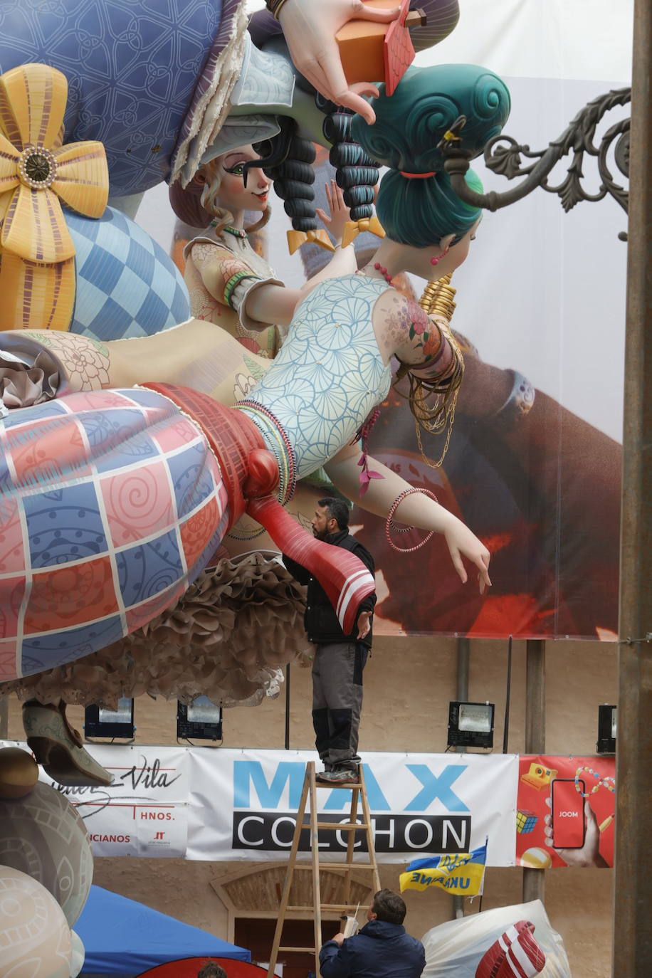 Fotos: Los plásticos que resguardan a las fallas de la lluvia