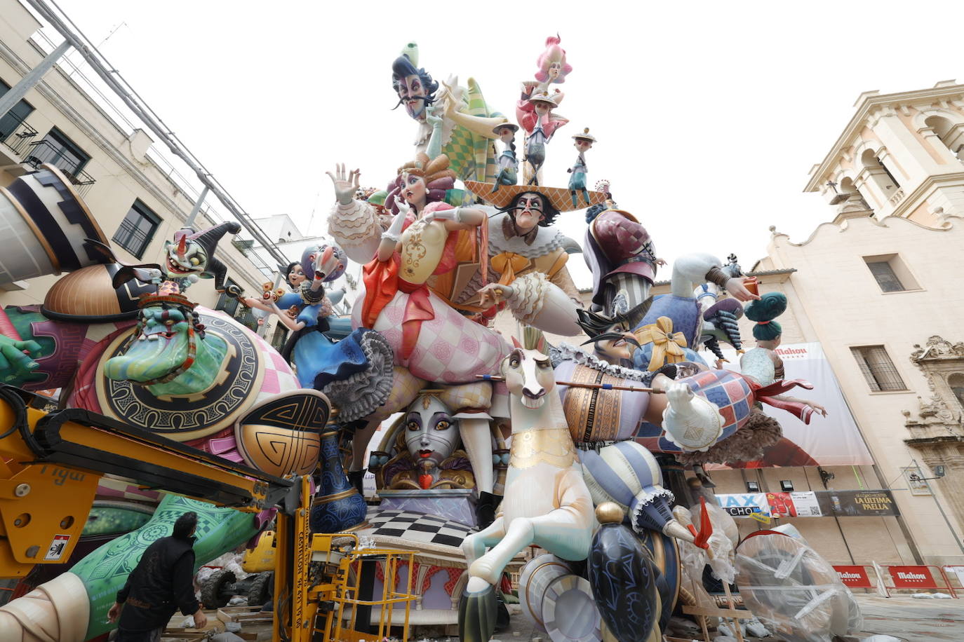 Fotos: Los plásticos que resguardan a las fallas de la lluvia