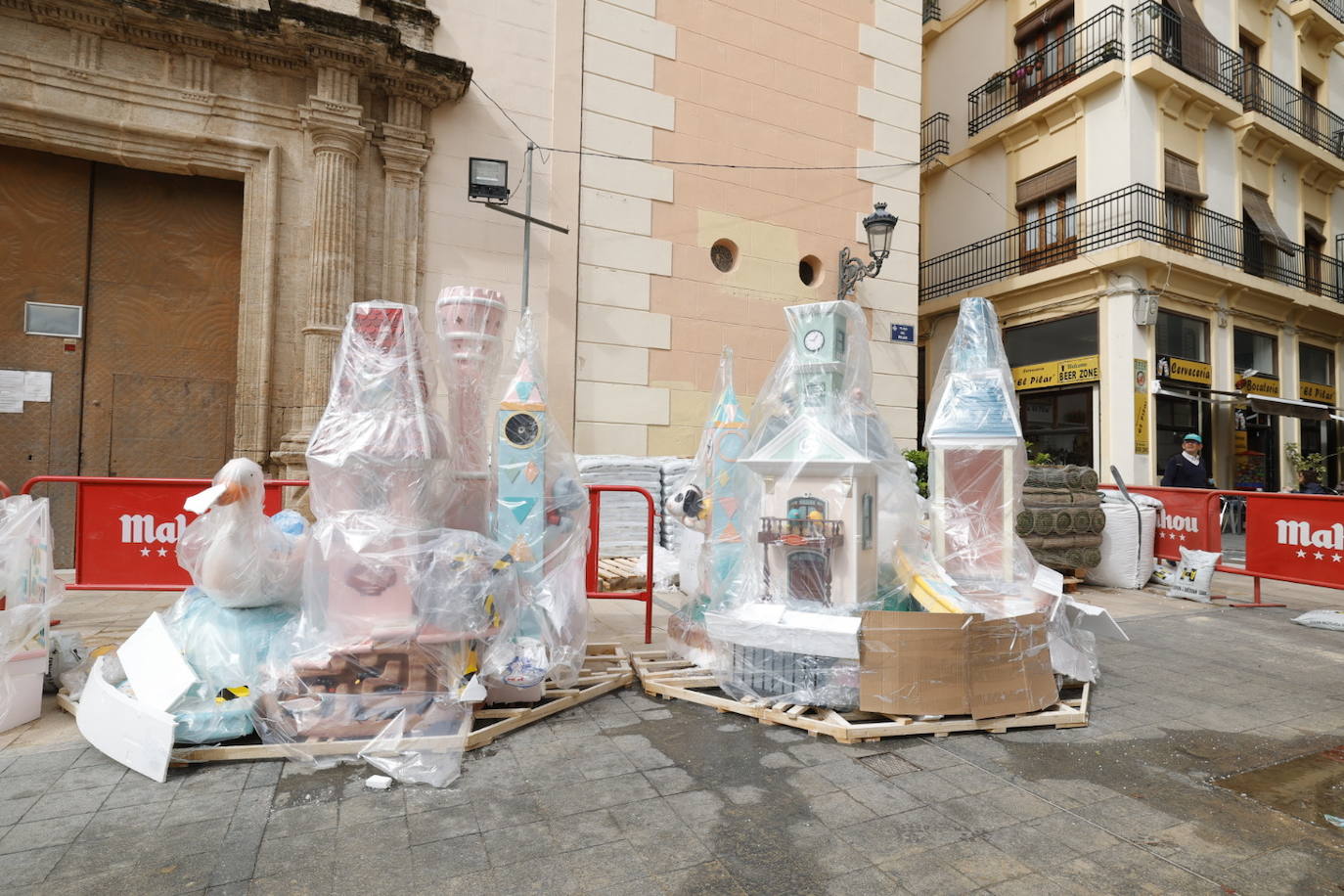 Fotos: Los plásticos que resguardan a las fallas de la lluvia