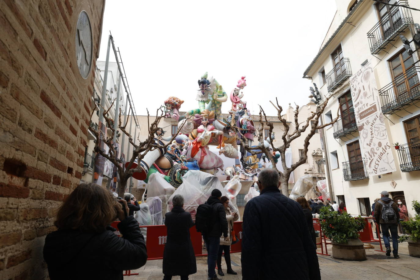 Fotos: Los plásticos que resguardan a las fallas de la lluvia