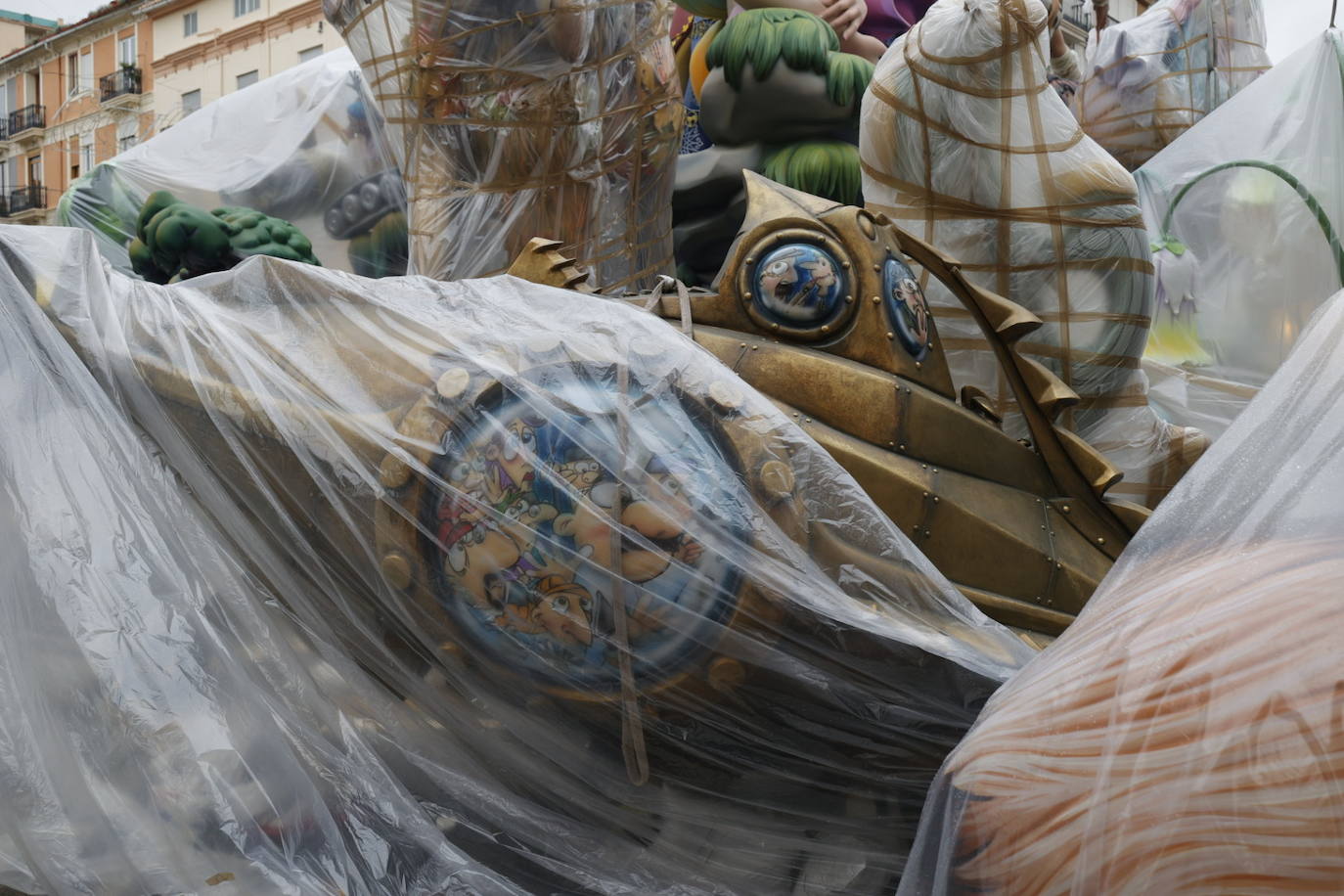 Fotos: Los plásticos que resguardan a las fallas de la lluvia