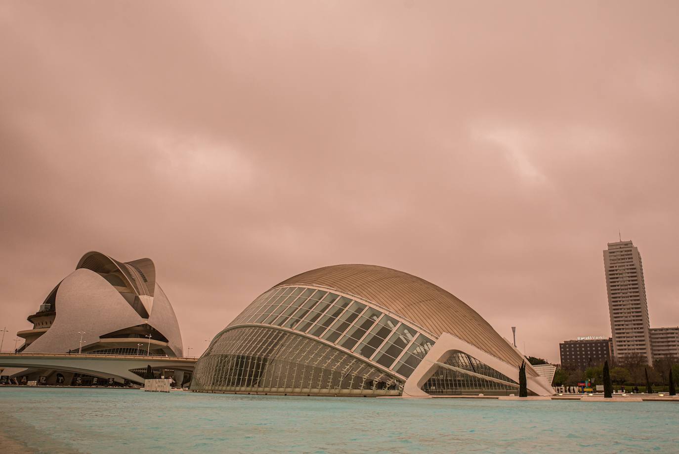 En la imagen, el cielo teñido por la calima en la ciudad de Valencia.