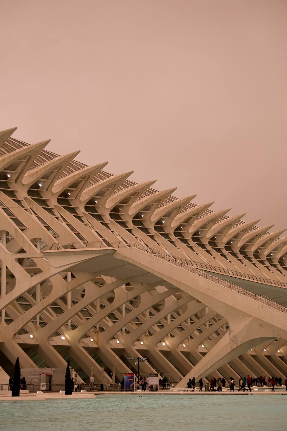 En la imagen, el cielo teñido por la calima en la ciudad de Valencia.