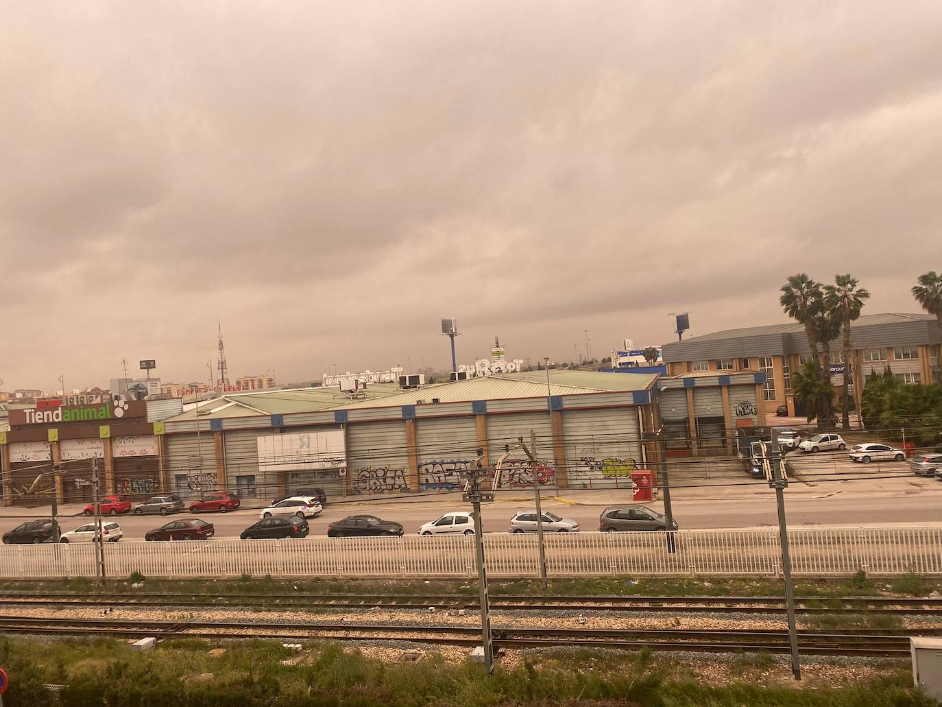 En la imagen, el cielo teñido por la calima en la ciudad de Valencia.