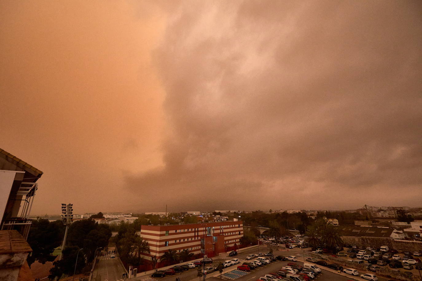 En la imagen, el cielo teñido por la calima en Gandia.