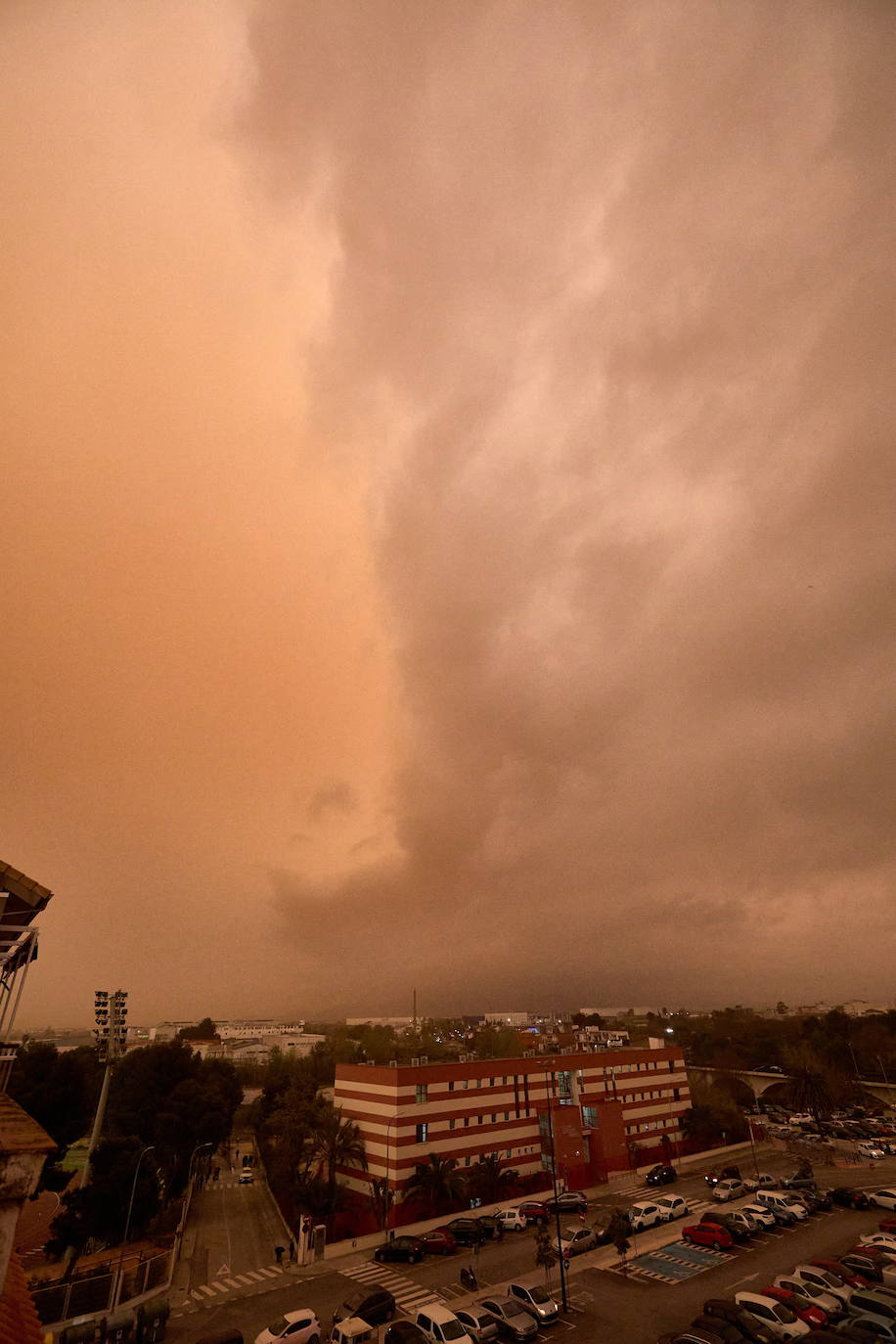 En la imagen, el cielo teñido por la calima en Gandia.