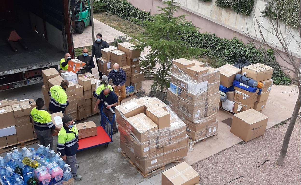 Recogida de material en la Casa de la Juventud de Cocentaina. 
