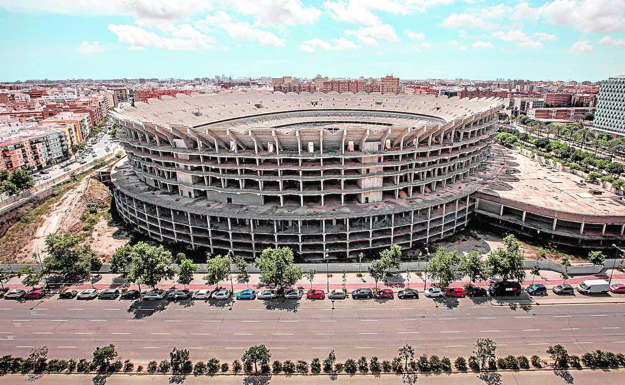 Las obras del nuevo estadio del Valencia llevan paradas desde 2009. 