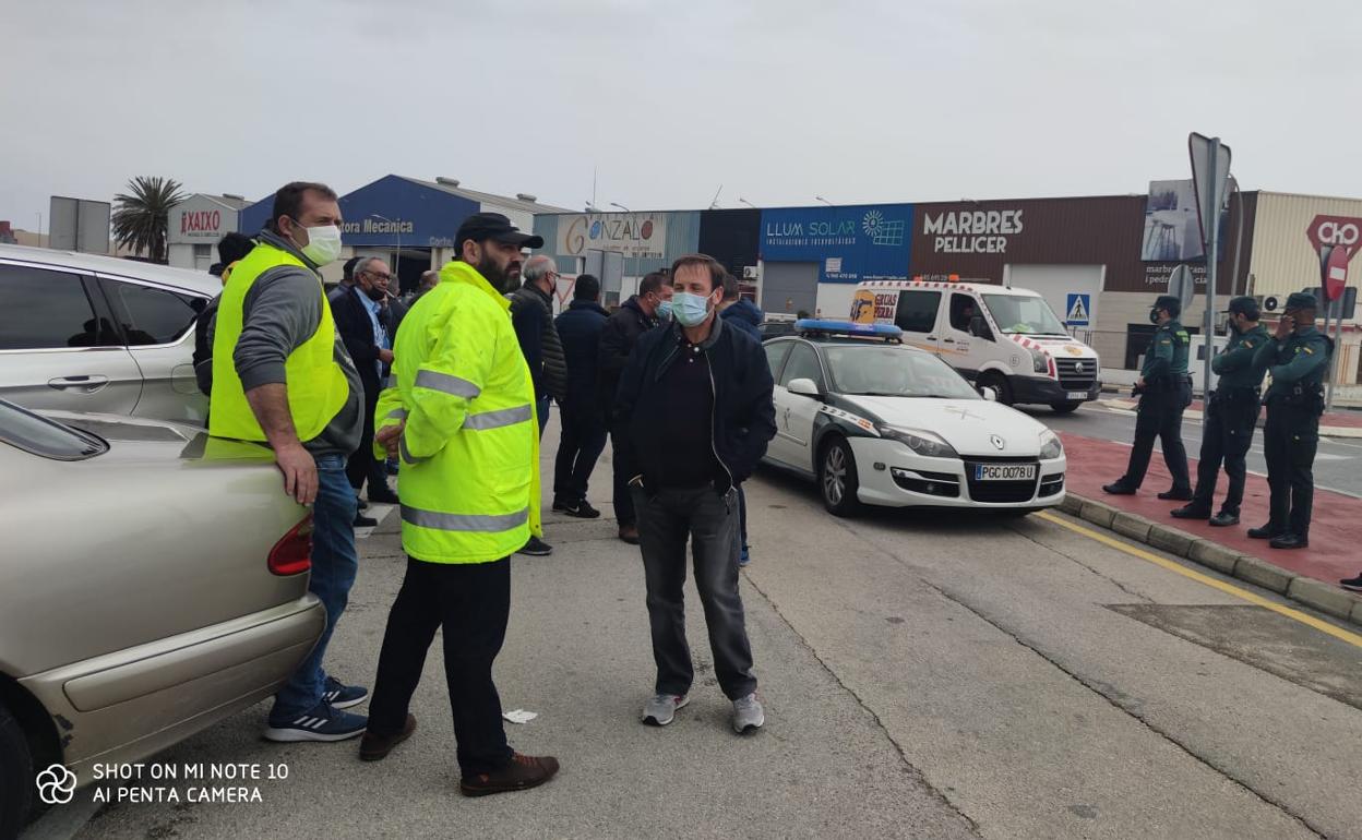 Un instante  de la concentración de profesionales frente a efectivos de Guardia Civil. 