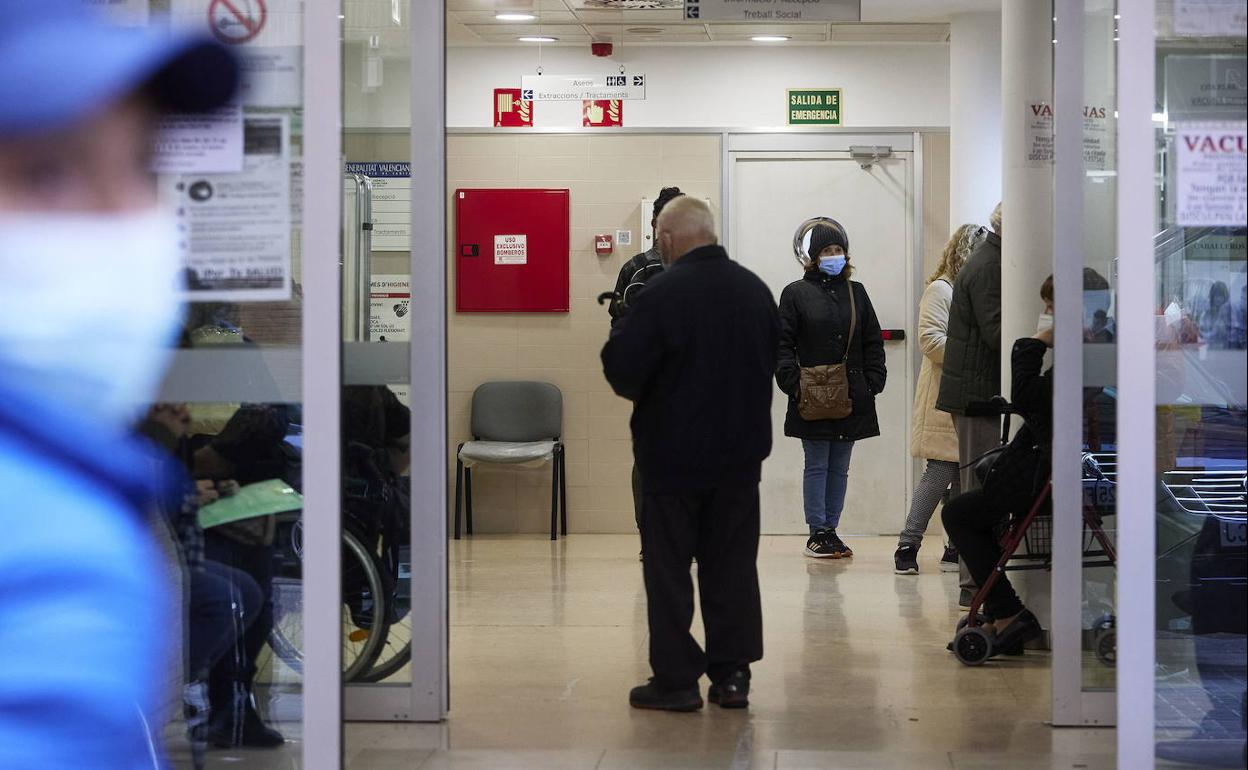 Pacientes en un centro sanitario valenciano.