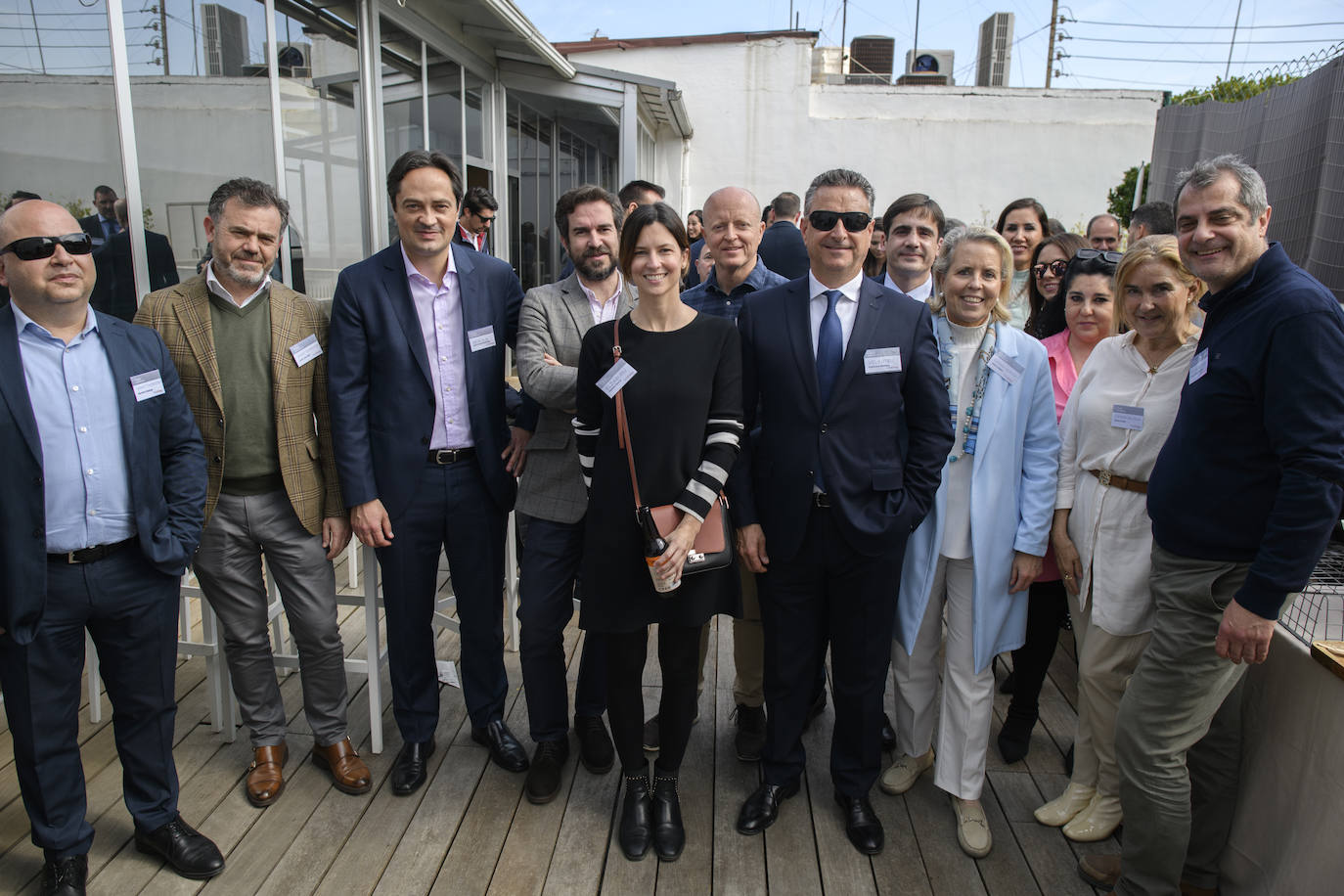 Algunos de los invitados del Club Cámara en el balcón del Grupo Zriser, propiedad de Ana y Pablo Serratosa.