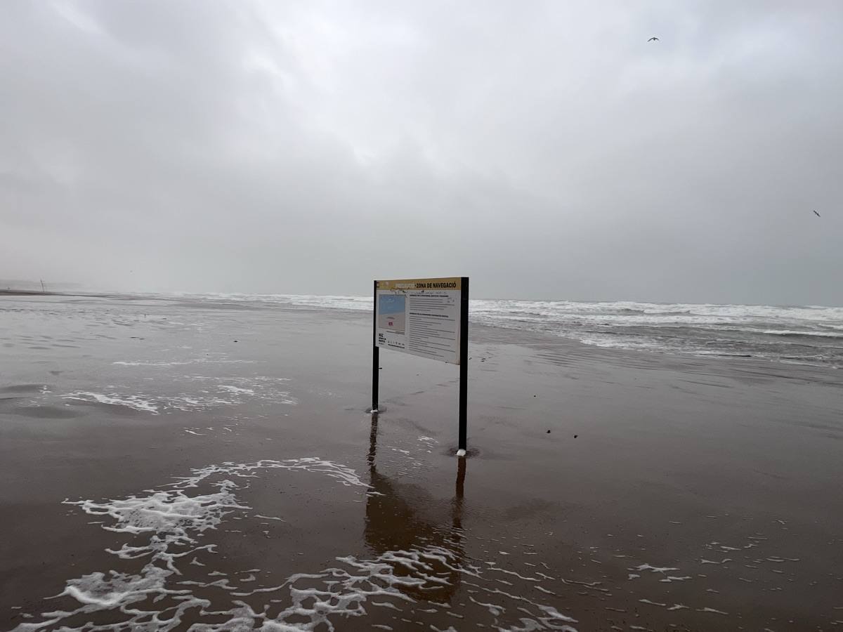 El paseo marítimo se ha llenado de arena por el temporal de viento en Valencia este 15 demarzo. 