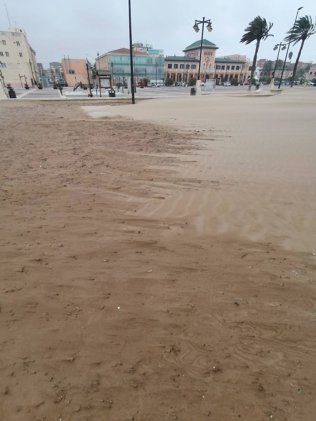 El paseo marítimo se ha llenado de arena por el temporal de viento en Valencia este 15 demarzo. 