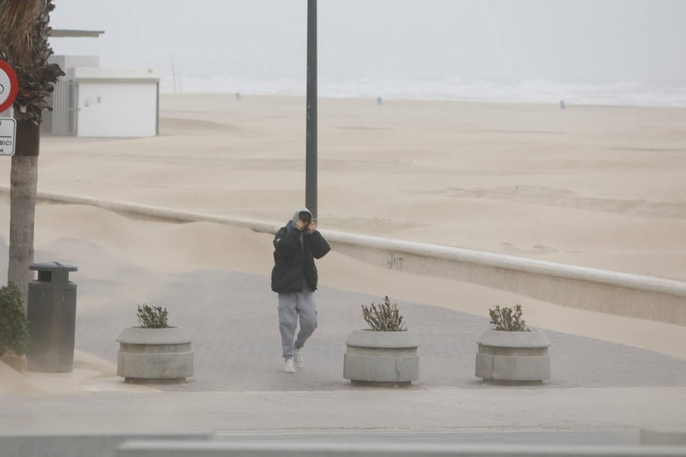 El paseo marítimo se ha llenado de arena por el temporal de viento en Valencia este 15 demarzo. 