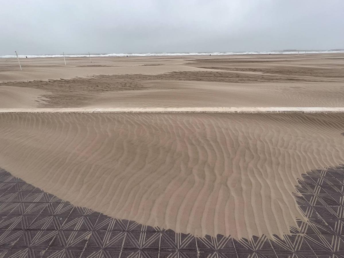 El paseo marítimo se ha llenado de arena por el temporal de viento en Valencia este 15 demarzo. 