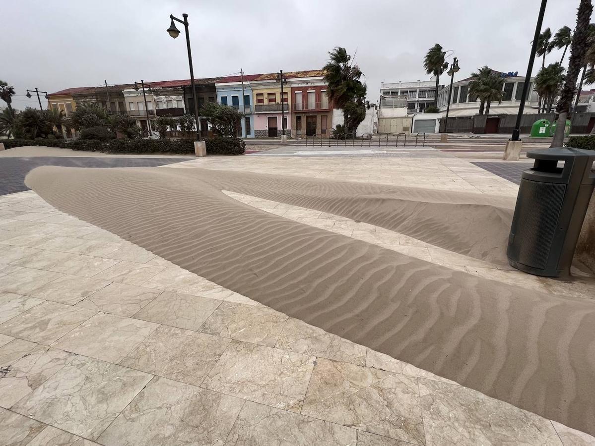 El paseo marítimo se ha llenado de arena por el temporal de viento en Valencia este 15 demarzo. 