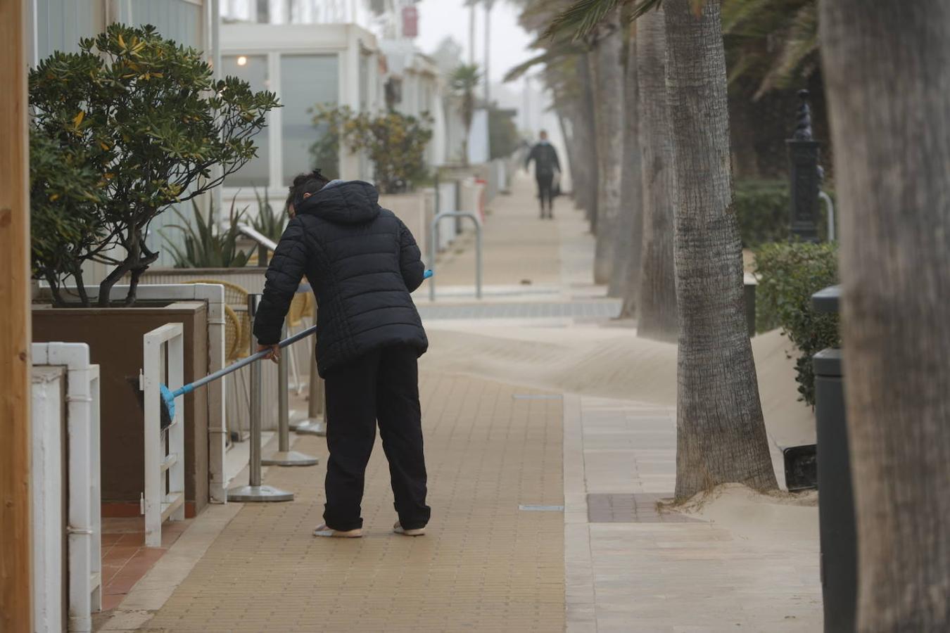 El paseo marítimo se ha llenado de arena por el temporal de viento en Valencia este 15 demarzo. 