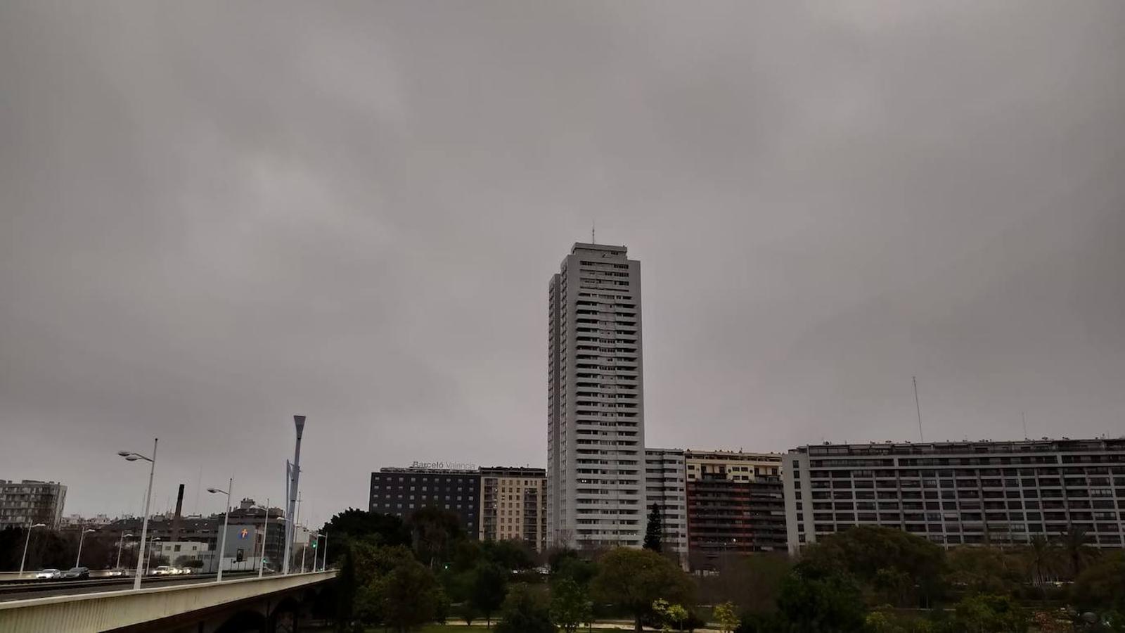 Fotos: Valencia amanece cubierta de nubes