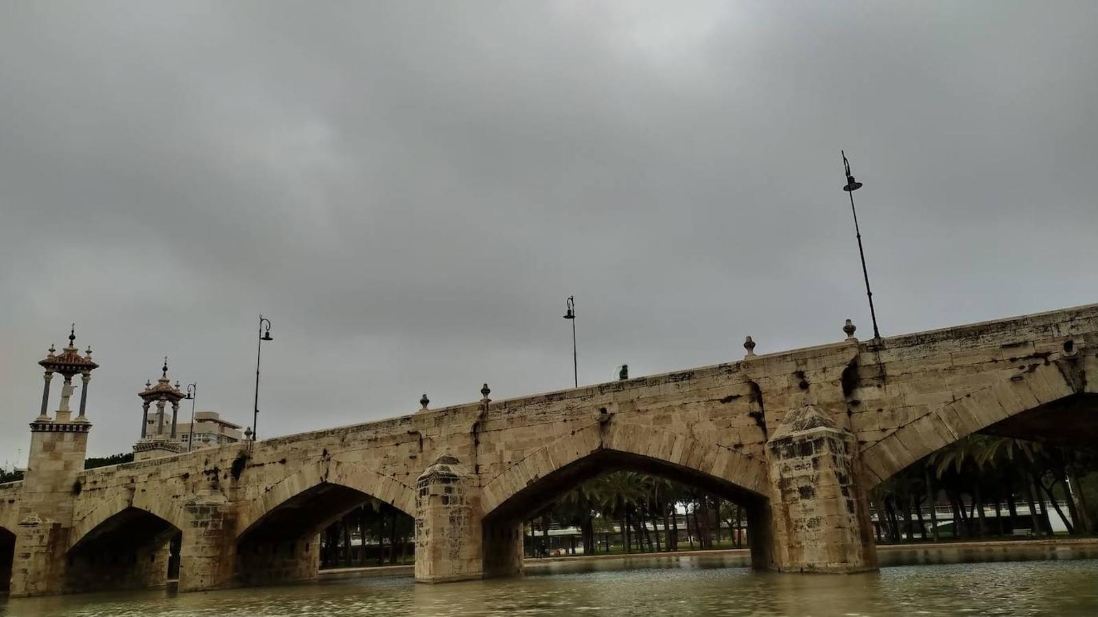 Fotos: Valencia amanece cubierta de nubes