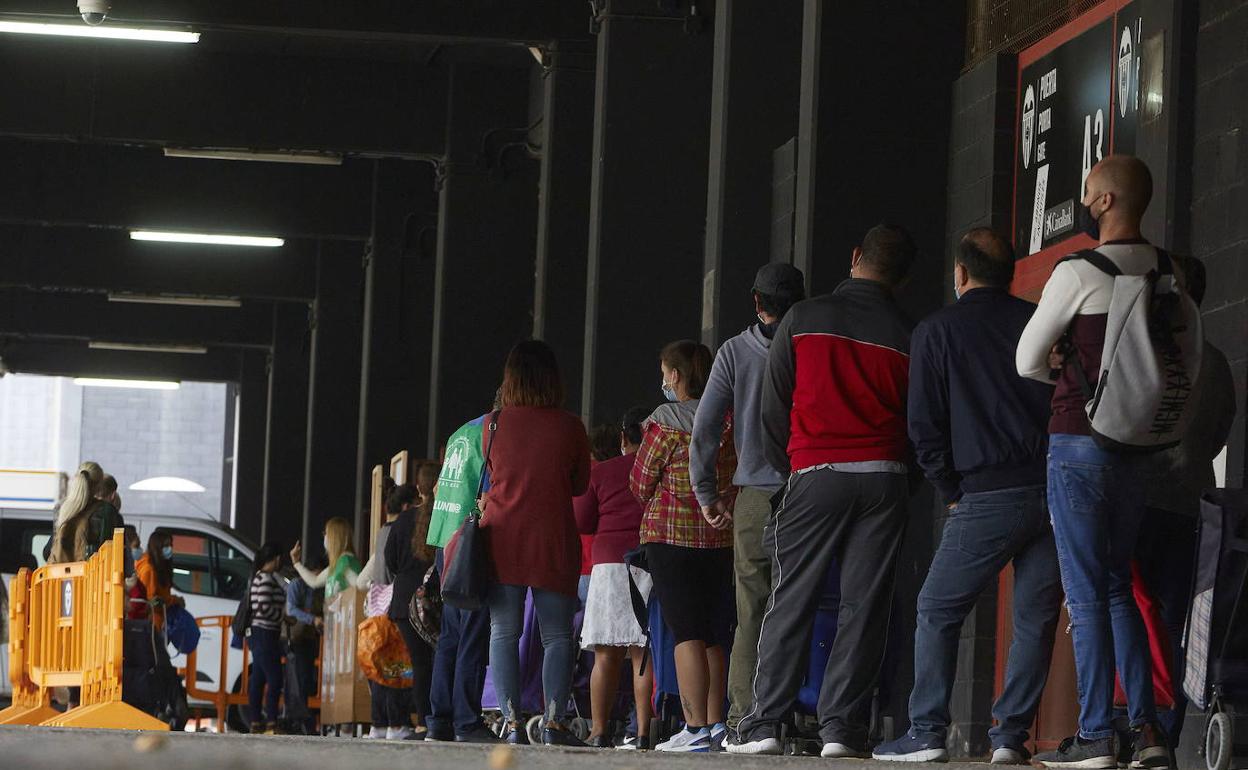Usuarios en la cola para recibir la comida. 