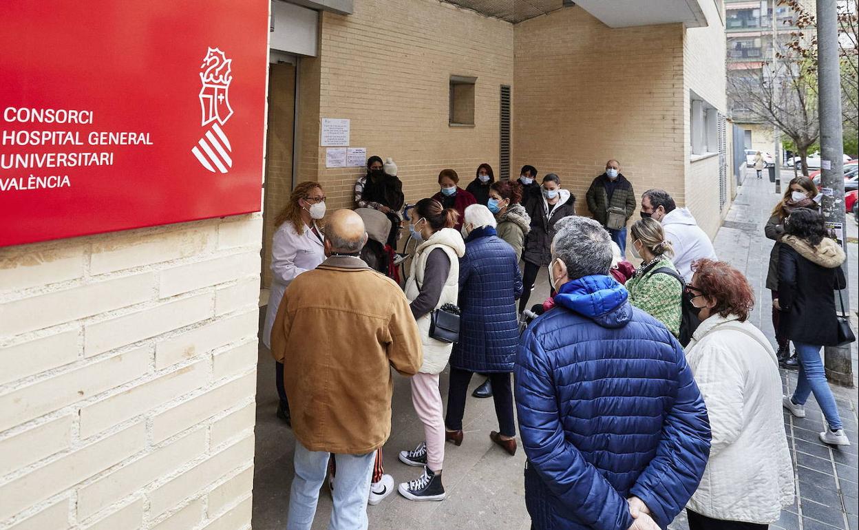 Pacientes a las puertas de un centro de salud valenciano.