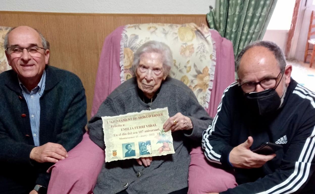 Emilia ha recibido un pergamino con la felicitación del Consistorio de Montaverner. 