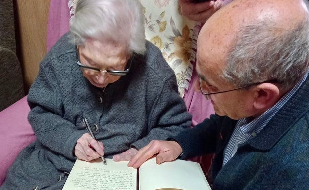 Emilia ha firmado en el libro de oro del Ayuntamiento. 