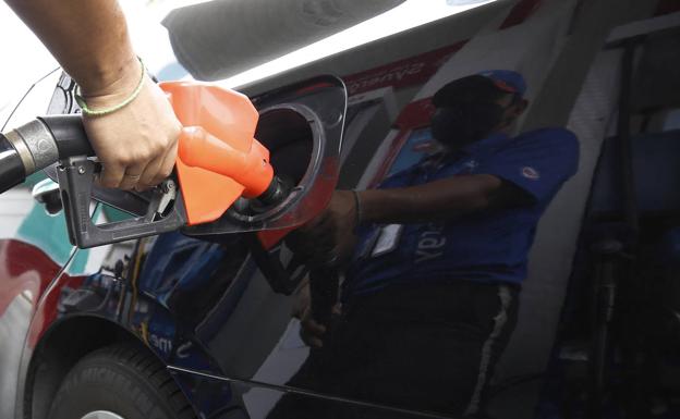 100 euros de multa de la DGT al echar gasolina por una distracción que hará que pagues aún más por su precio