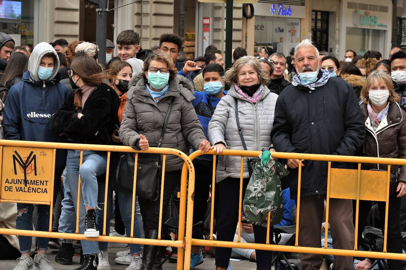 Pirotecnia Turís ha disparado la mascletà del 16 de marzo de 2022 pese a la amenaza de lluvia y al aviso amarillo por viento en uno de los días grandes de las Fallas de Valencia