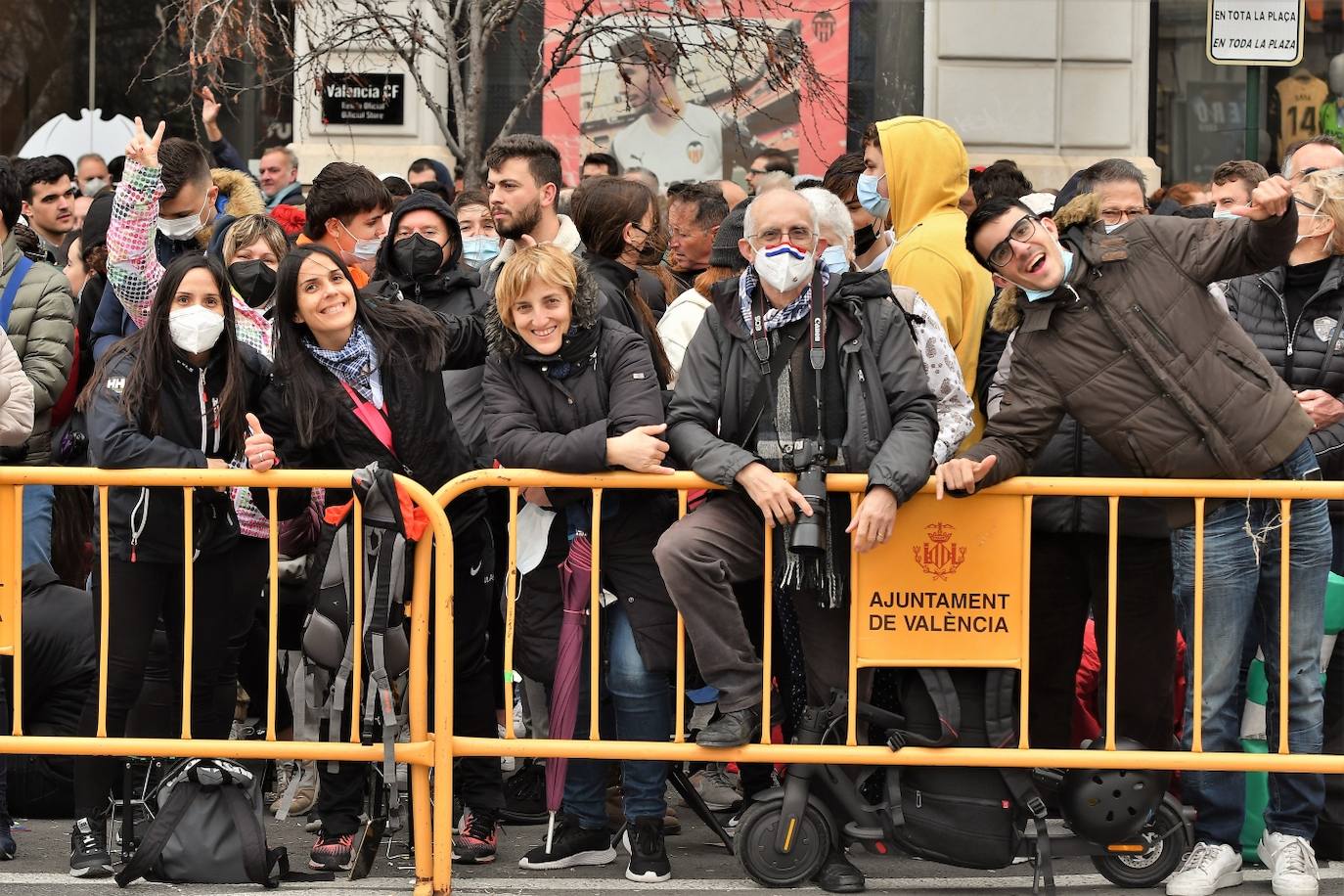 Pirotecnia Turís ha disparado la mascletà del 16 de marzo de 2022 pese a la amenaza de lluvia y al aviso amarillo por viento en uno de los días grandes de las Fallas de Valencia