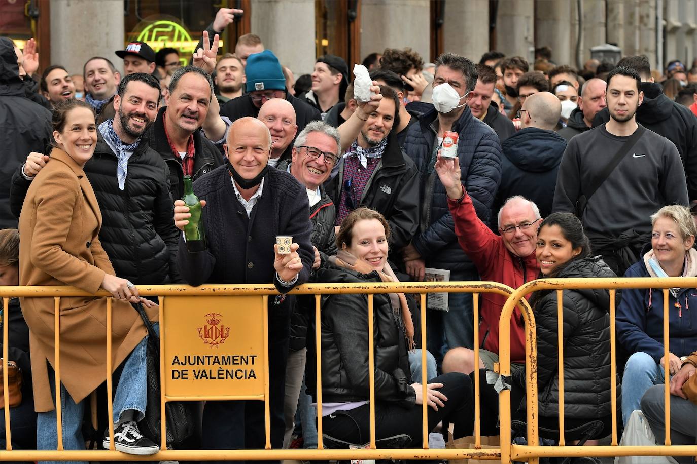 Pirotecnia Turís ha disparado la mascletà del 16 de marzo de 2022 pese a la amenaza de lluvia y al aviso amarillo por viento en uno de los días grandes de las Fallas de Valencia