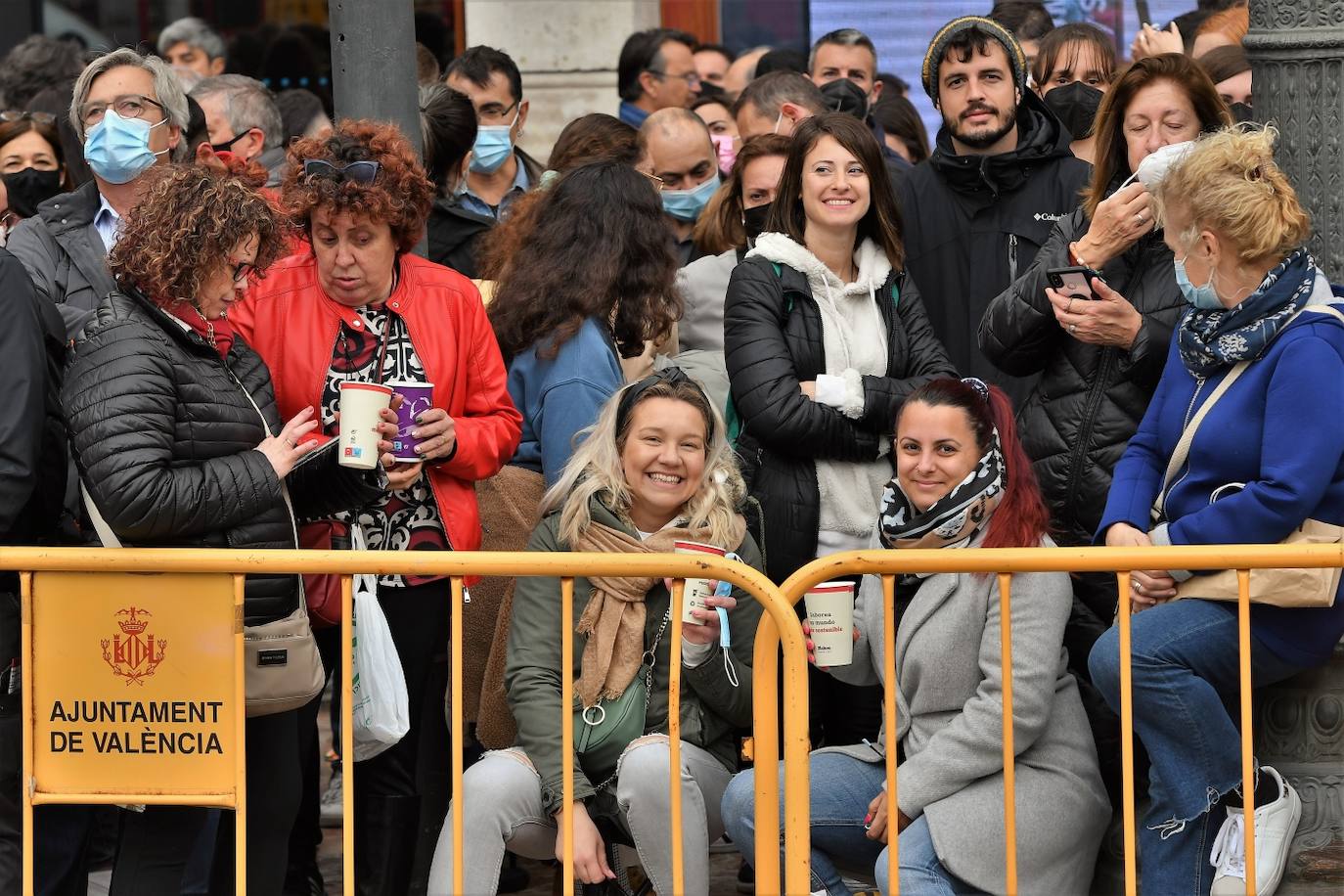 Pirotecnia Turís ha disparado la mascletà del 16 de marzo de 2022 pese a la amenaza de lluvia y al aviso amarillo por viento en uno de los días grandes de las Fallas de Valencia