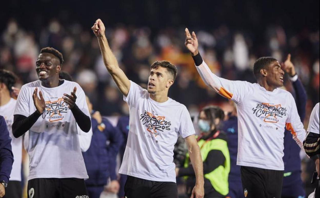 Diakhaby, Paulista y Mosquera celebran el pase a la final.