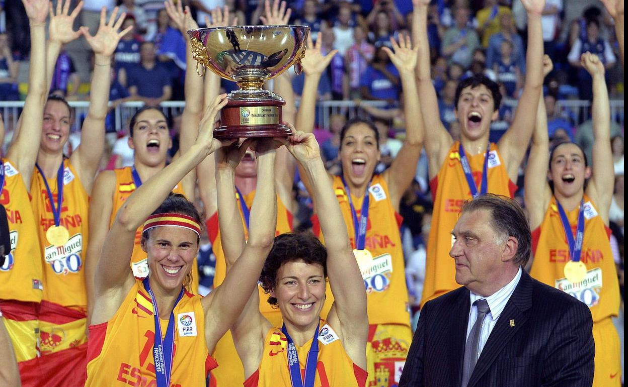 Amaya Valdemoro y Elisa Aguilar, a la derecha, levantan el trofeo del Eurobasket de 2013.