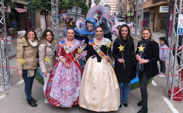 Paula Fernández, fallera mayor de falla Sagunto, Paula Pascual, presidenta, y componentes de la fundación Pequeño Deseo. 